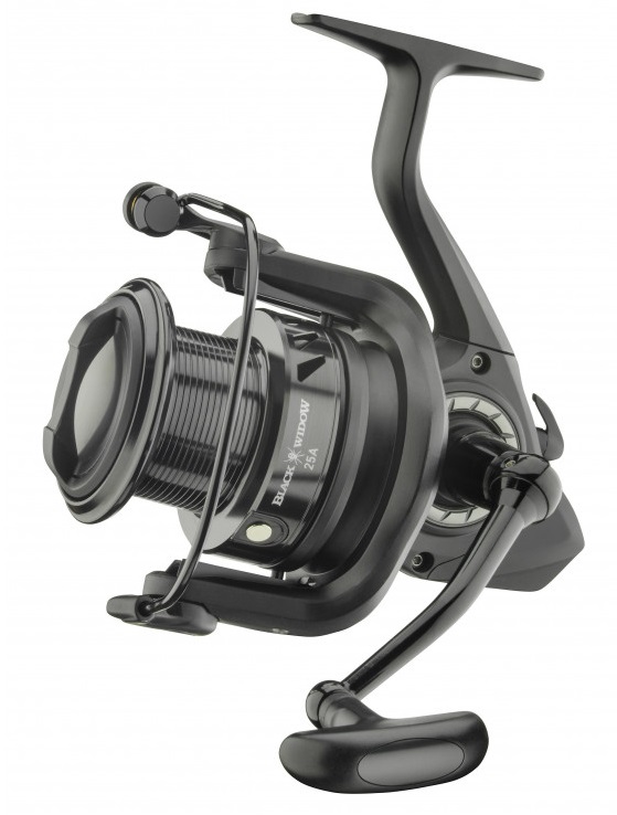 Daiwa naviják black widow 25 a