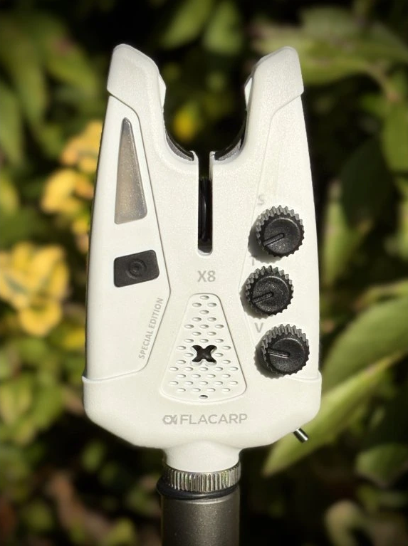 Flacarp signalizátor záběru x8 speciální edice podzim 2025 - bílá