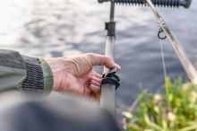 Korum Rameno Teleskopické s Hrazdami XS Two Rod Arm & Rests (12)