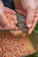Korum Krmítko Camo Grub Feeder L (1)