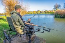 Korum Rameno Teleskopické s Hrazdami XS Two Rod Arm & Rests (15)