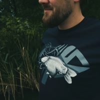 Giants Fishing Tričko Modré Rybář s Kaprem (3)