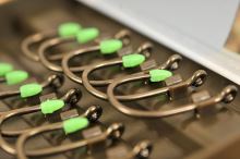 Korda Háčky Kaptor Wide Gape Gravel 10 Stuck (1)