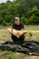 Giants Fishing Tričko Pánské Kapři v Kruhu Černé (5)