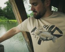 Giants Fishing Tričko Pánské Rybář s Kaprem Béžové (1)