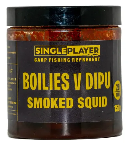 Levně Singleplayer boilies v dipu smoked squid 150 g 20 mm
