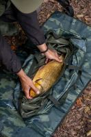 Korum Podložka Camo Fast Mat + Vážící Sak Camo Compact Weigh Sling (9)
