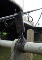 Spro Držák Na Rohatinku Nebo Hlásič XS Railing Bracket (1)