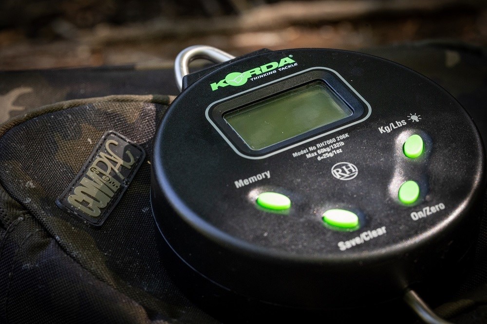 Korda Obal Na Váhu Compac Digital Scales Pouch Dark Kamo (1)