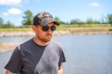 Avid Carp Kšiltovka Distortion Dark-Camo Hybrid Cap (3)