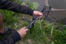 Avid Carp Držák na Podběrák Lok Down Landing Net Holder (9)