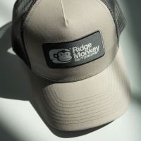 RidgeMonkey Outdoors Kšiltovka Stack Logo Badge Trucker Cap JET (2)