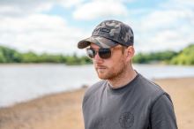 Avid Carp Kšiltovka Distortion Dark-Camo Cap (5)