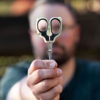 RidgeMonkey Nůžky Nite-Glo Strip n Snip Scissors (3)