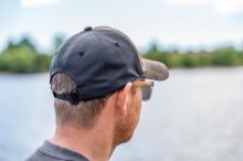 Avid Carp Kšiltovka Distortion Dark-Camo Hybrid Cap (2)