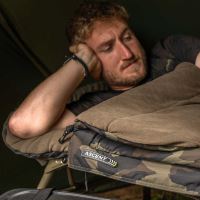 Avid Carp Lehátko Benchmark LevelTech Bed + Spacák Ascent RS Camo Standard (22)