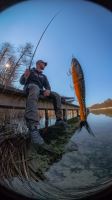 Berkley Dárkový Set Gumových Nástrah a Panáků Powerbait Celebration Set Nessie 22 cm 57 g Limited Edition (4)